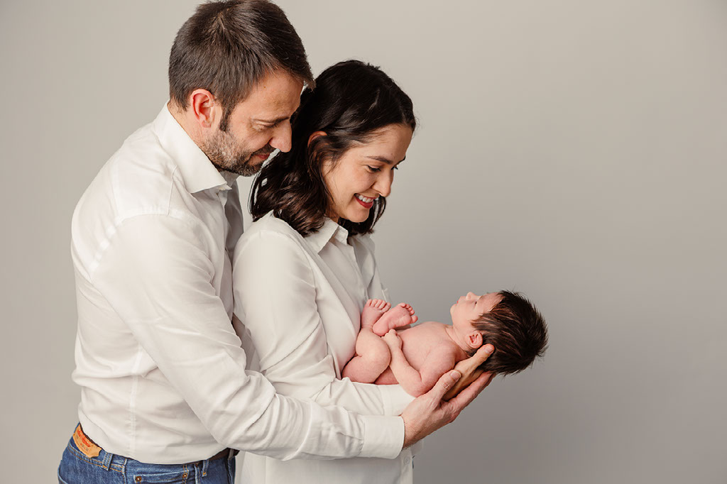 Una familia sosteniendo a su bebé