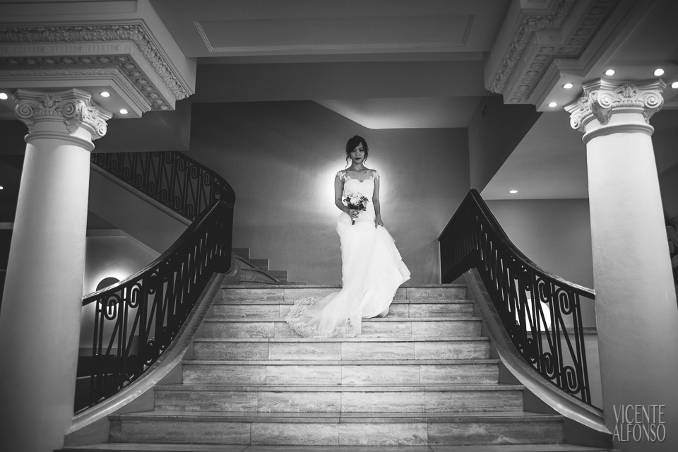 Posado de la novia Vietnamita en las escaleras del Hotel NH Nacional de Madrid