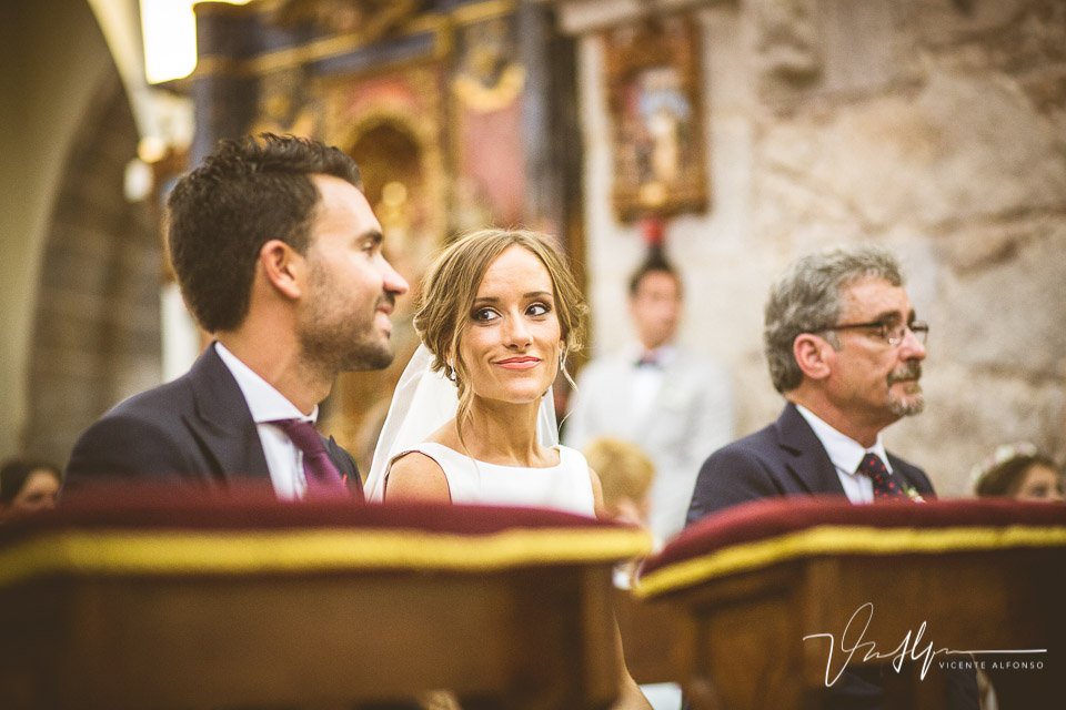 Mirada de la novia al novio en el altar