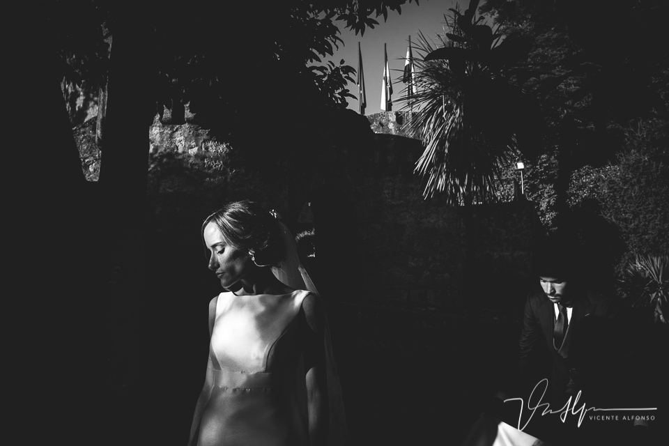 Novia y novia en claro oscuro en blanco y negro