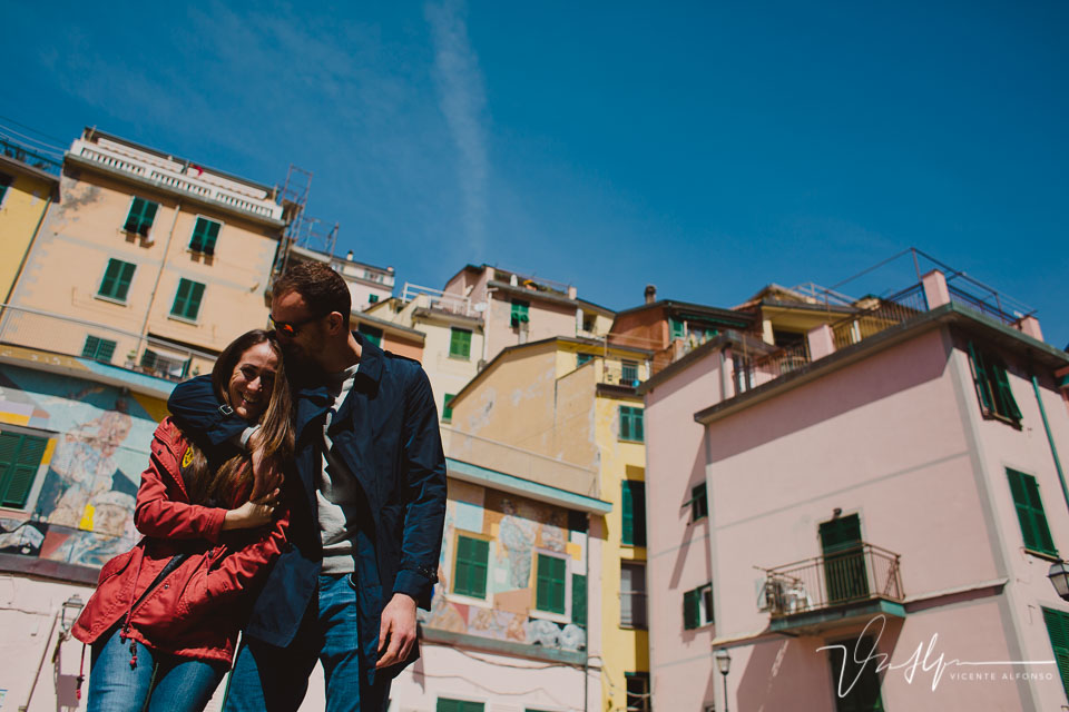 Novio besando novia en la cabeza en Cinque Terre