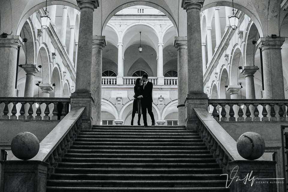 Pareja abrazada en el ayuntamiento de Genoa
