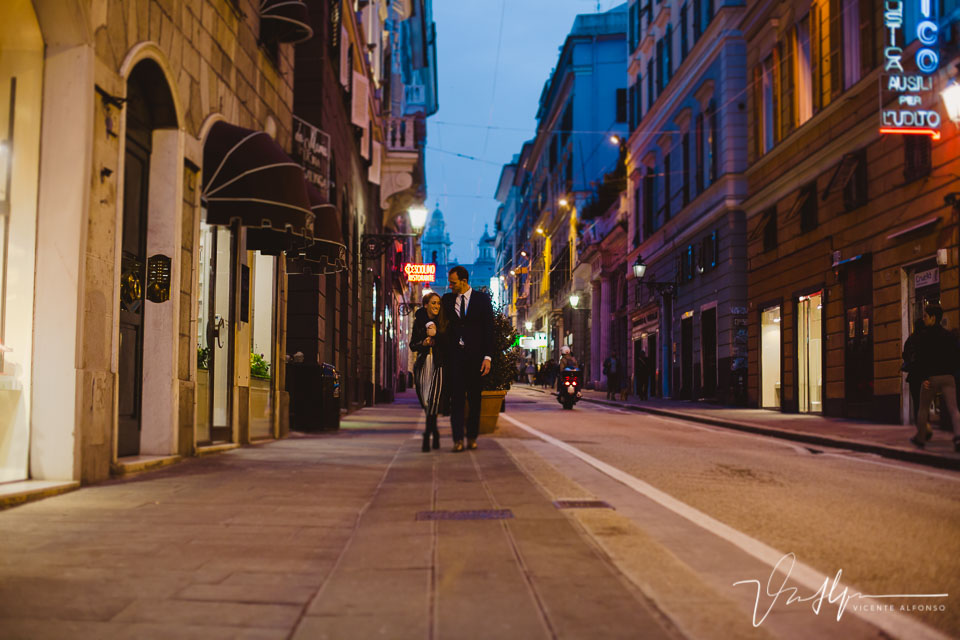 Pareja paseando por la calle principal en Genoa