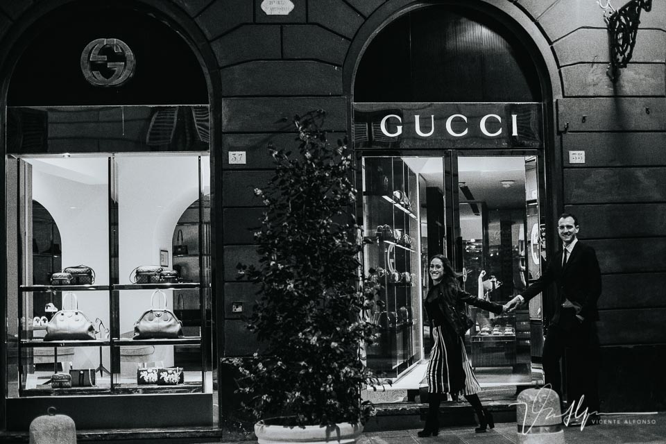 Novios paseando por la tienda Gucci en Genoa Italia