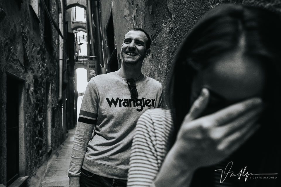 Pareja de novios riéndose en las calles de Cinque Terre