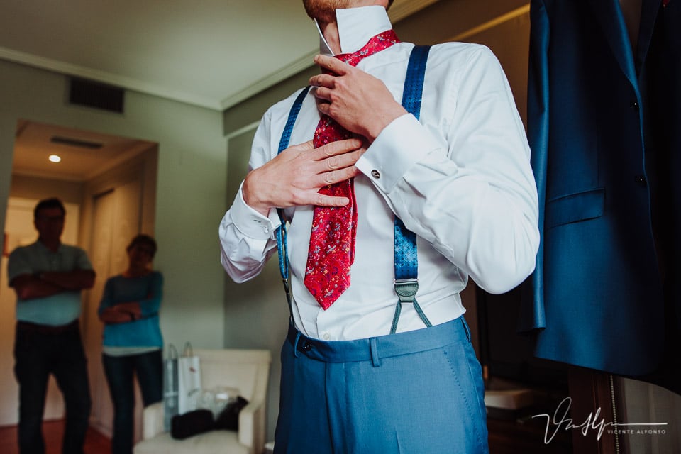 Novio ajustándose la corbata