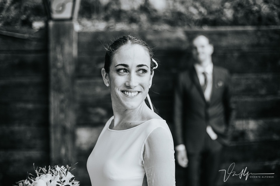 Foto en blanco y negro de la novia con el novio al fondo