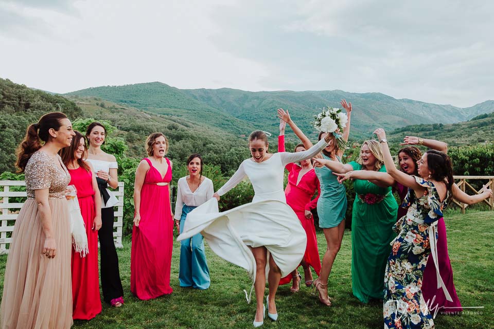 Novia bailando en la foto de boda con sus mejores amigas