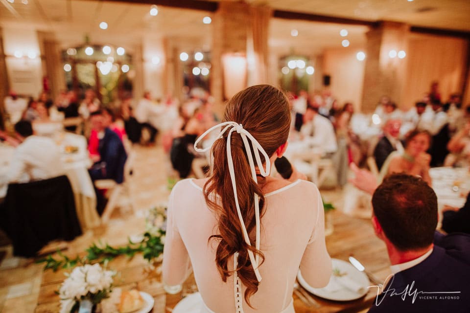 detalle de espalda de la novia en el banquete