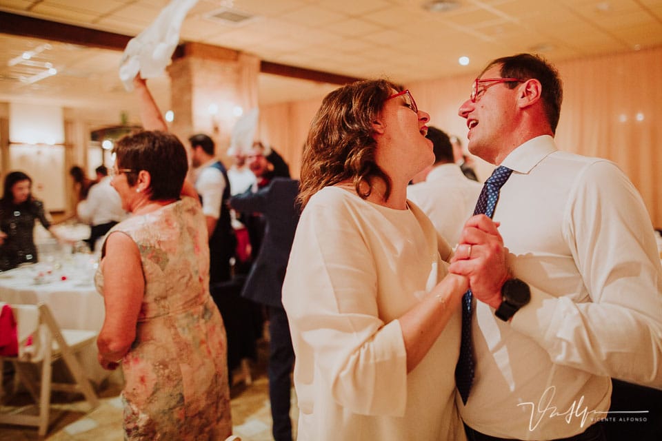 Familiares italianos bailando en el banquete de boda
