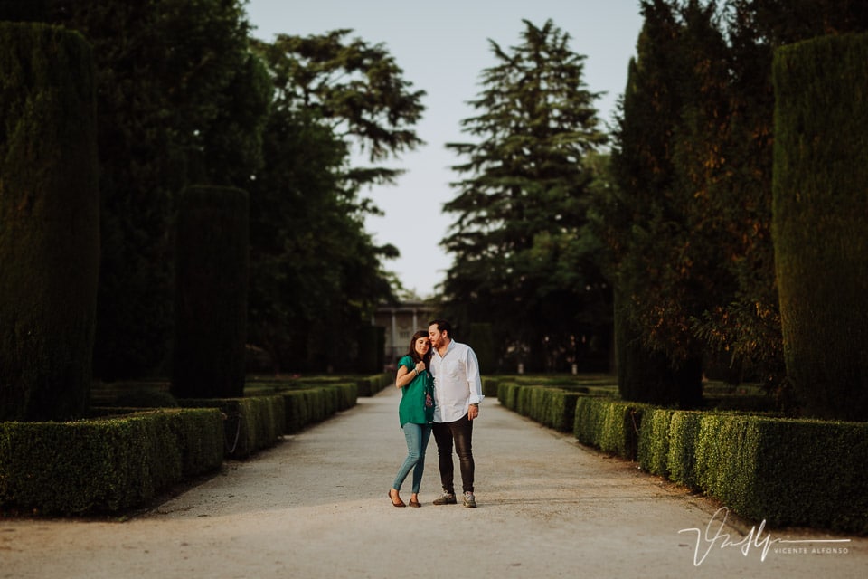 Plano general de una pareja en el parque del Capricho en Madrid