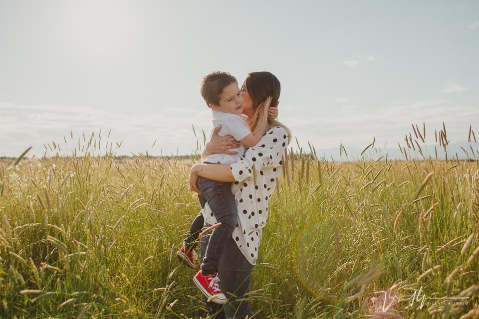 Hijo abrazando a su madre en el campo