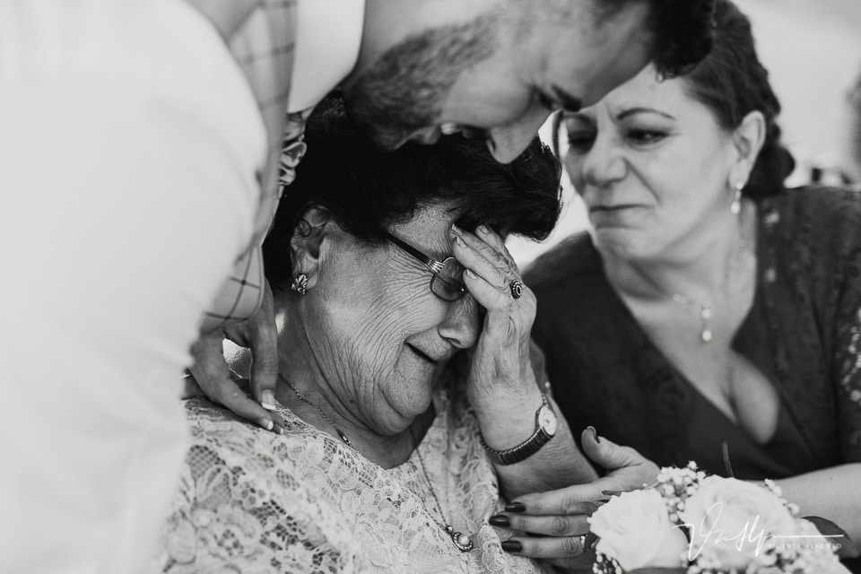 Abuela llorando emocionada en la boda en Madrid