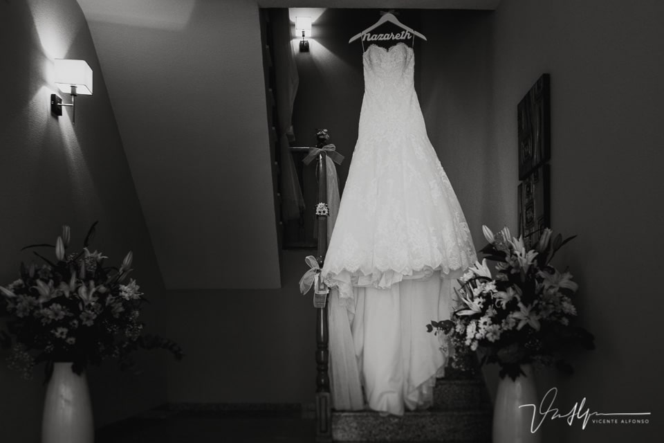 Vestido de la novia colgando en las escaleras