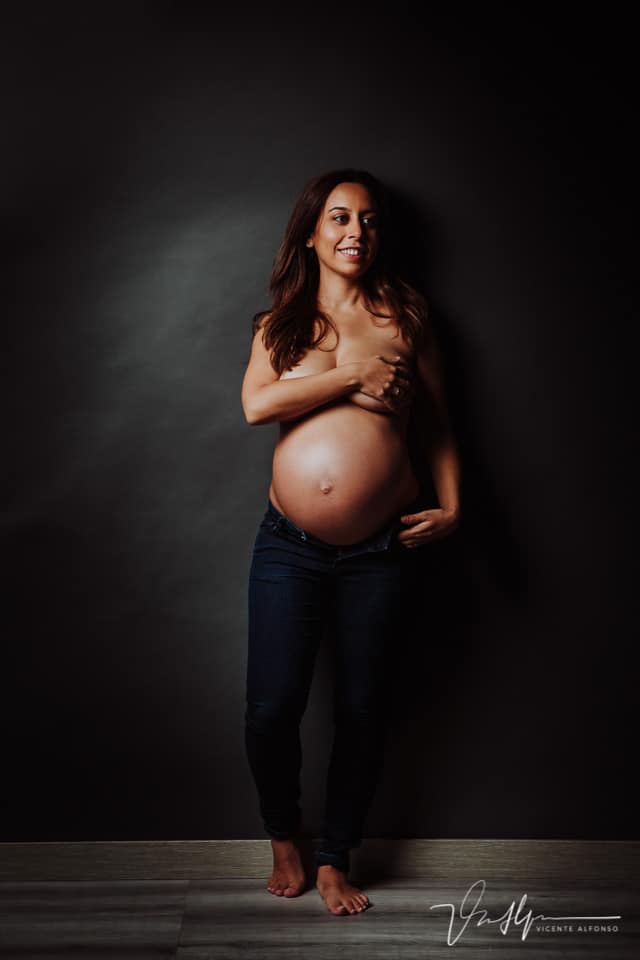 Lucía embarazada de 8 meses en estudio Vicente Alfonso