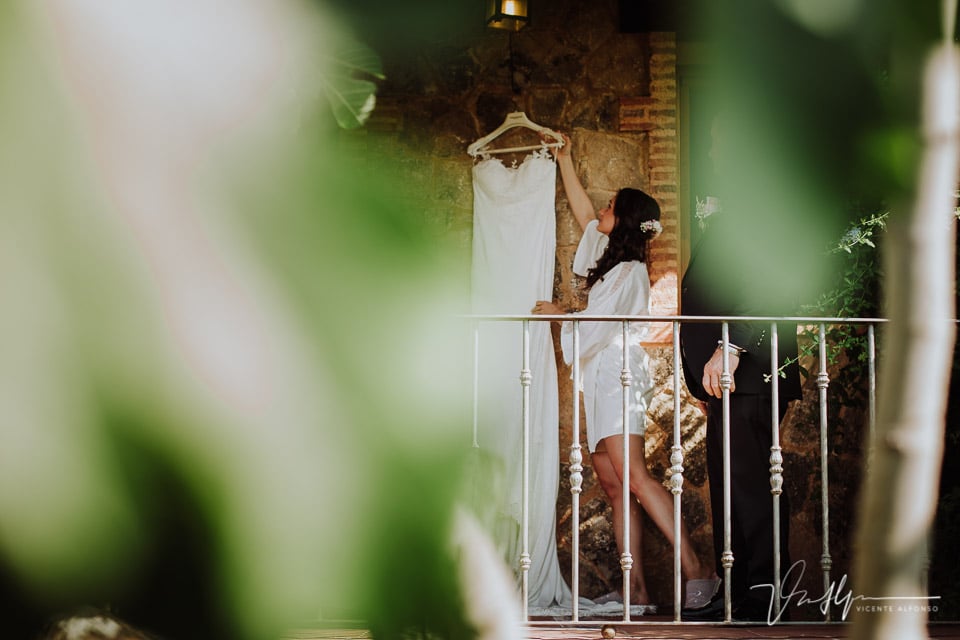 La novia en una finca en el Raso cogiendo el vestido de Pronovias