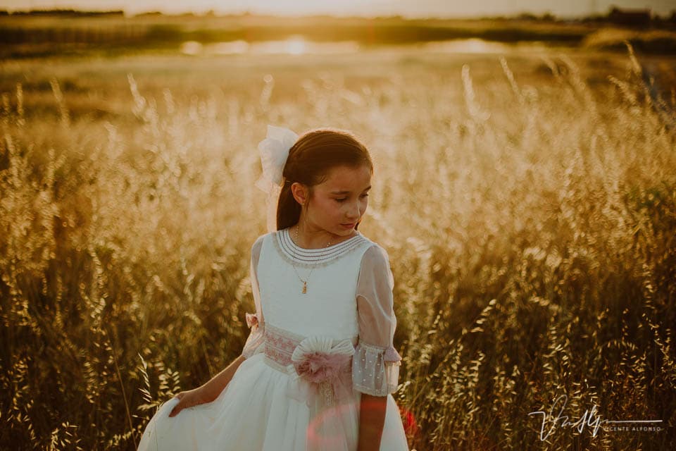 Retrato niña vestida de comunión en el campo