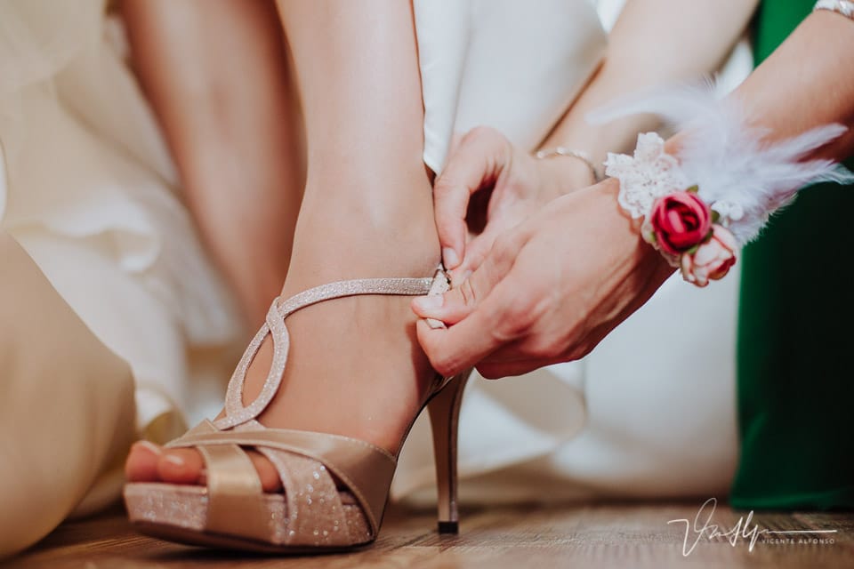 Abrochando los zapatos de novia