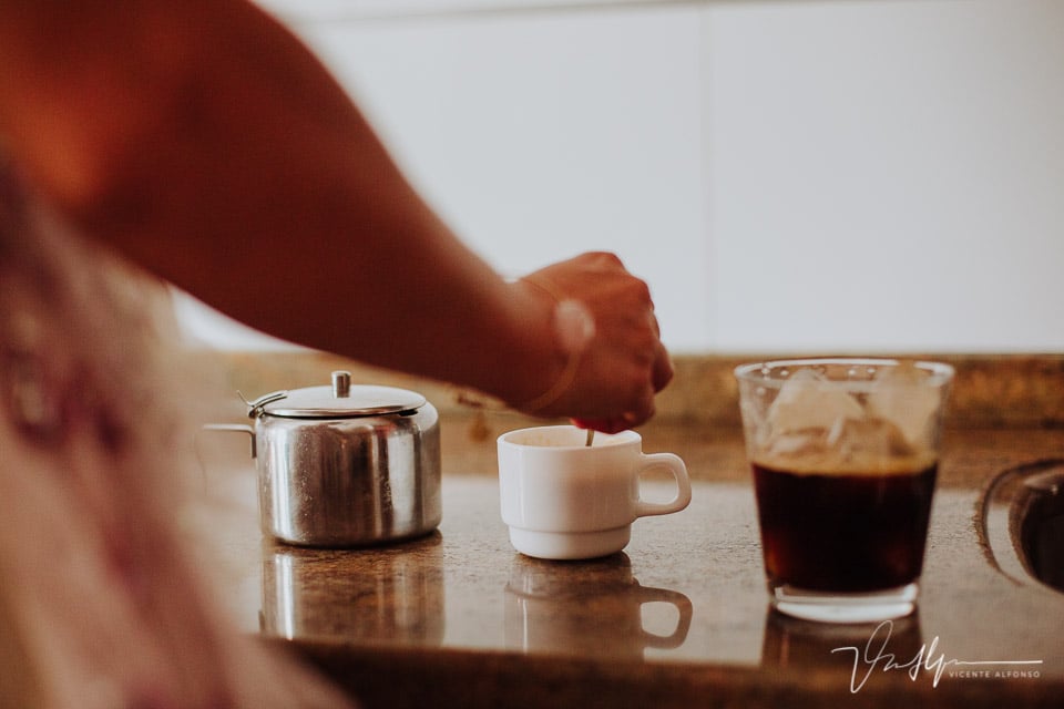 preparando café en la casa del novio