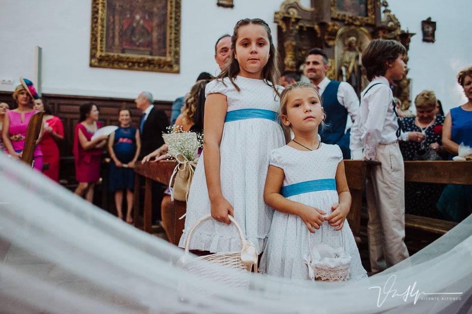 niñas viendo a la novia entrar en la iglesia