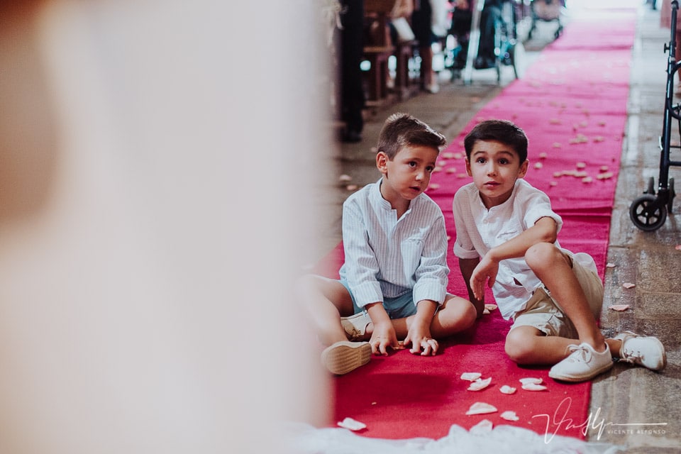 niños en el suelo viendo la ceremonia en Peraleda de la Mata