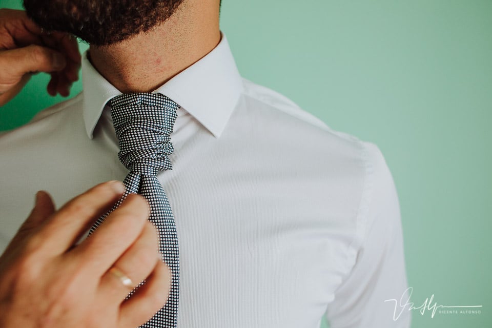 el novio ajustándose la corbata