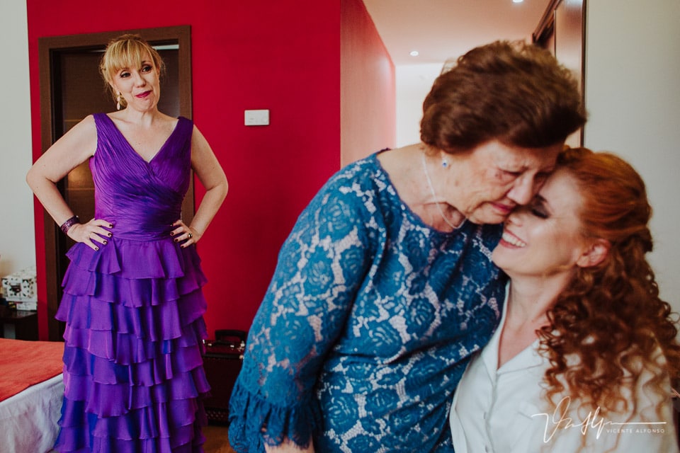 Momento emotivo entre la madre y la novia mientras mira su hermana
