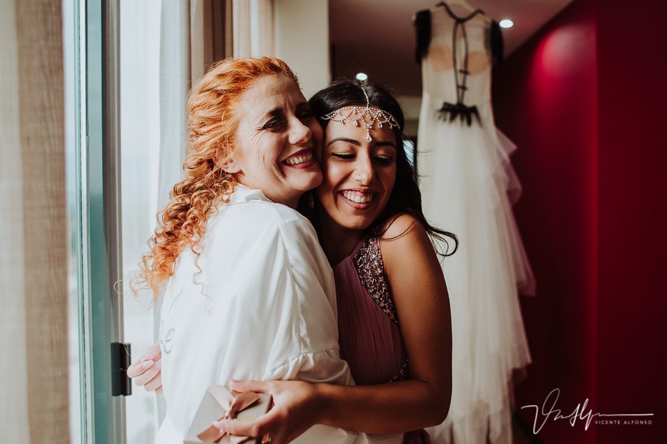 La novia y su sobrina abrazadas antes de vestirse