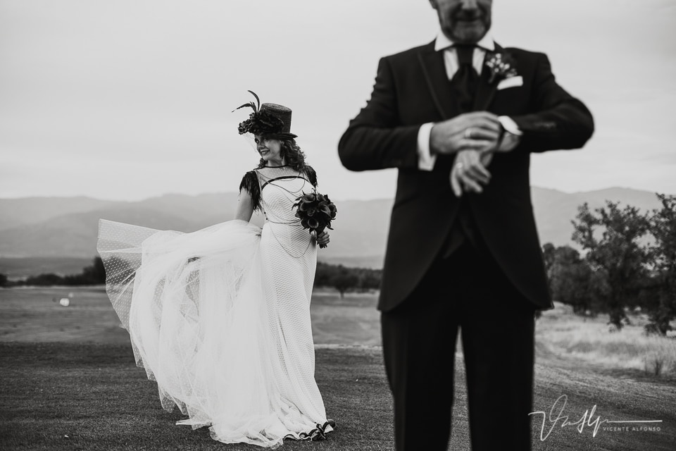 La novia lanzando la cola del vestido al aire
