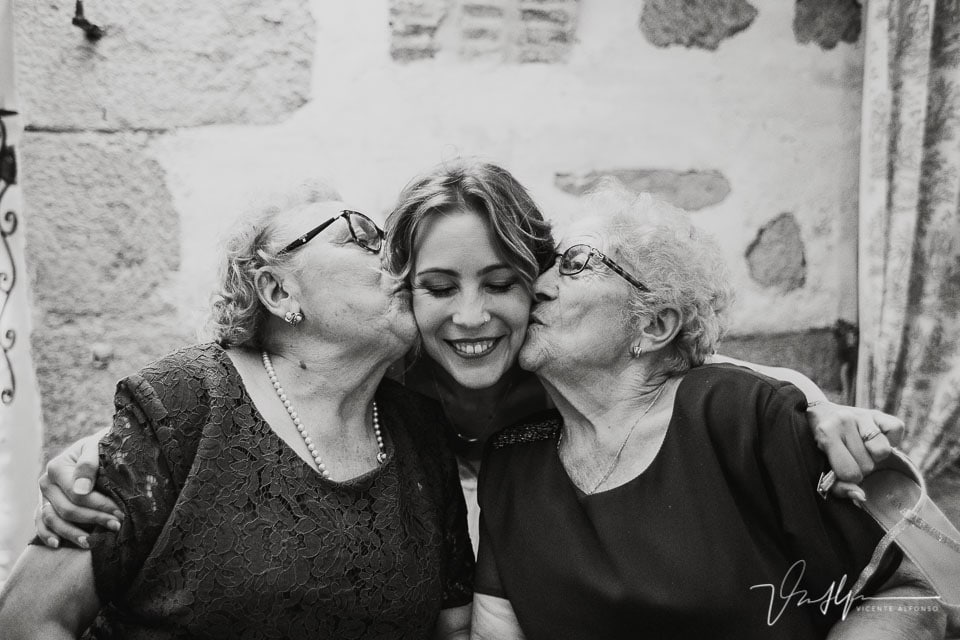 beso de las abuelas de la novia