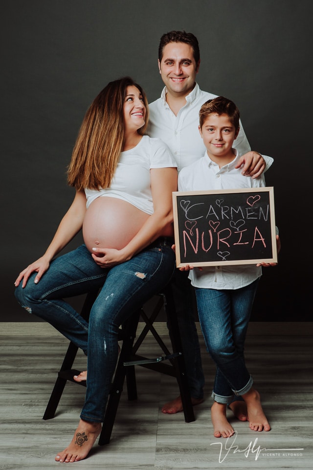 Reportajes familiar de embarazo, con su hijo y marido