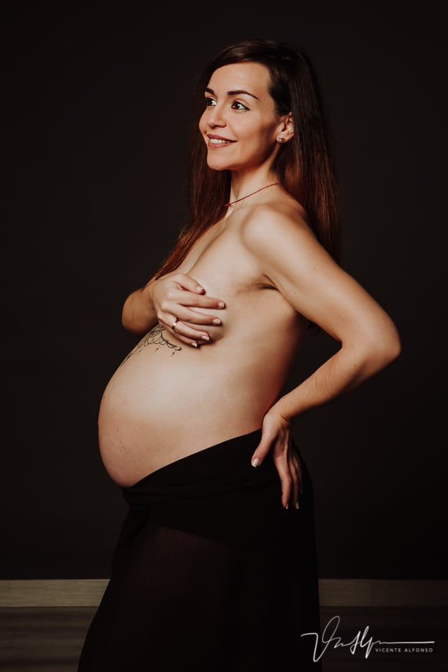 Pose de embarazada en estudio al estilo annie leibovitz