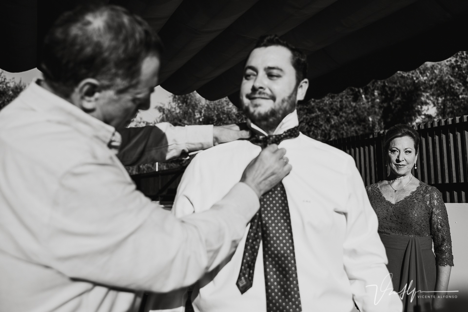 El padre del novio ajustando la corbata