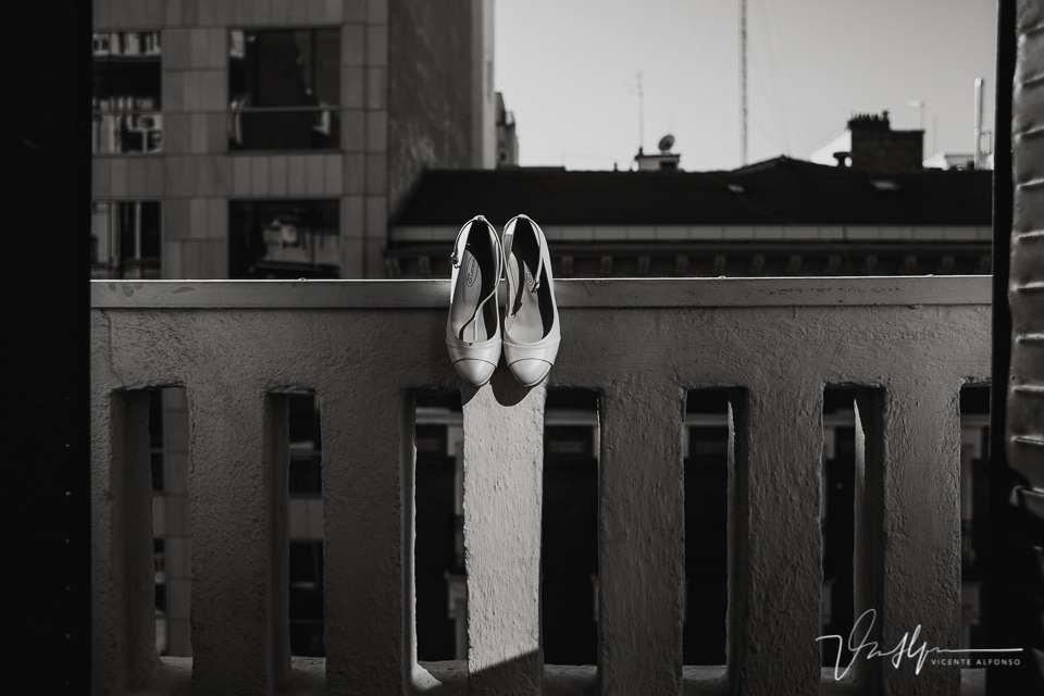Detalle zapatos Adama colgados balcón