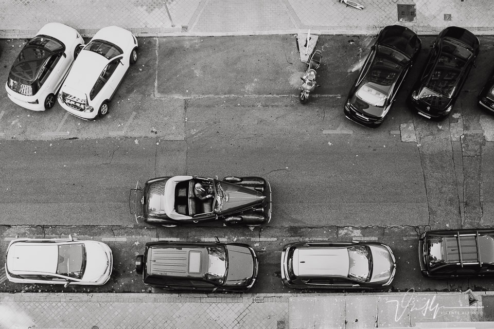 Vista aérea del coche de los novios esperando en la calle