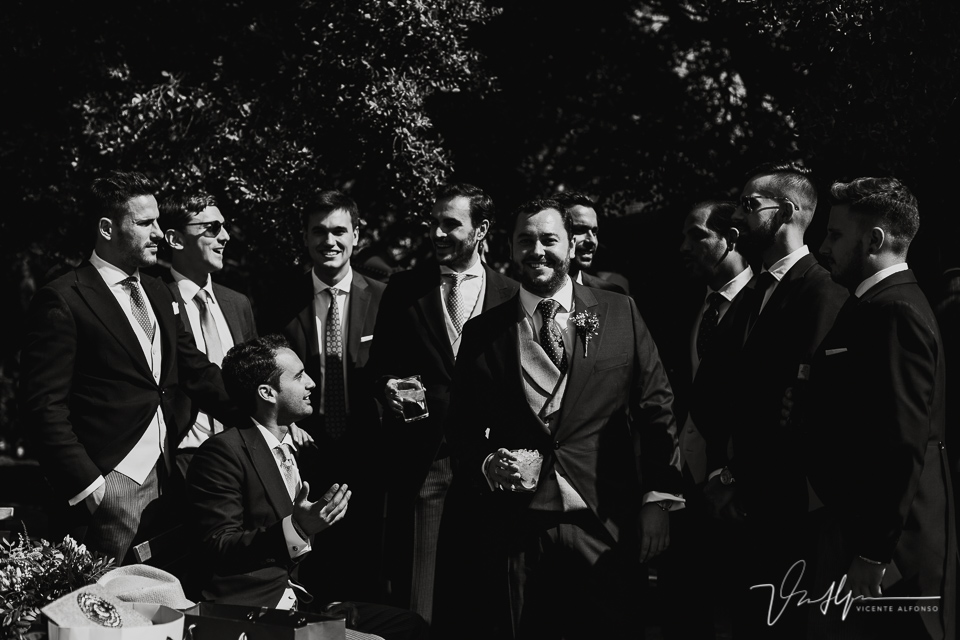 Foto del novio con sus amigos en blanco y negro en la Finca el Tomillar en Madrid