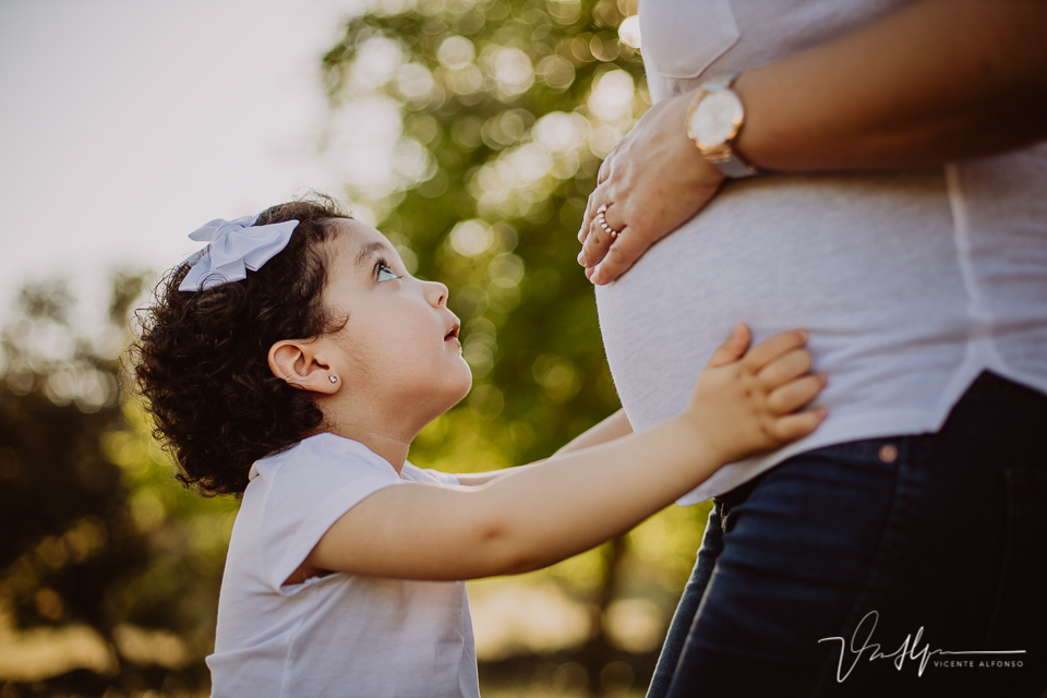 Reportajes de embarazo naturales en exteriores y familiares