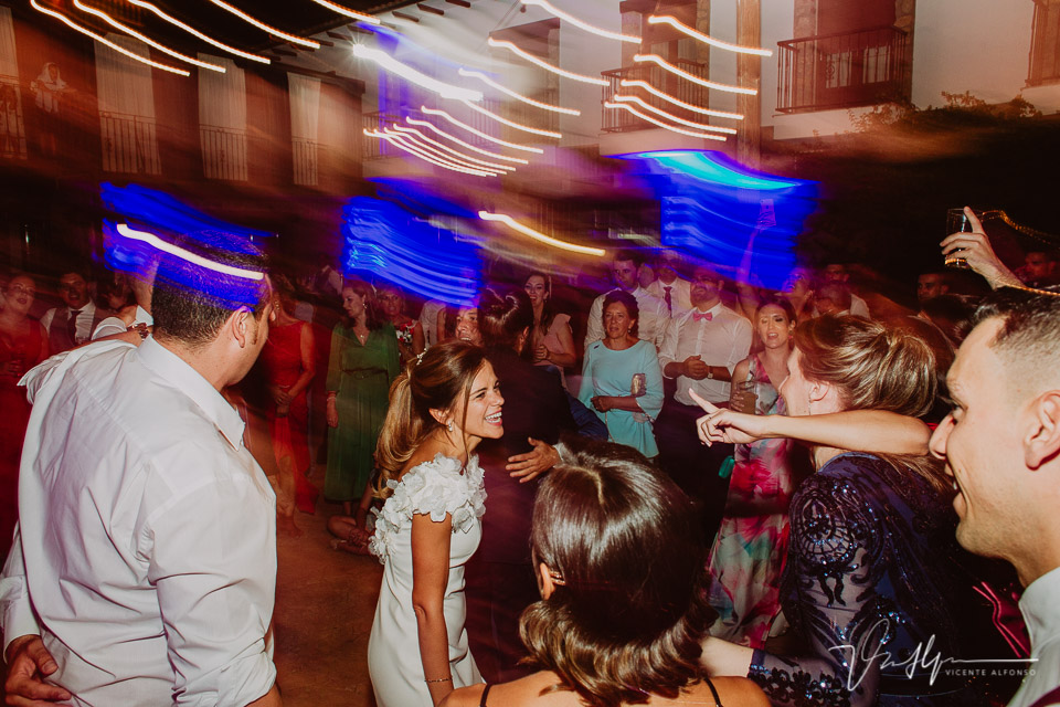 Baile y fiesta en la boda Iker y Sara en el Hotel Rural Villa Xarahiz en Jaraiz de la Vera
